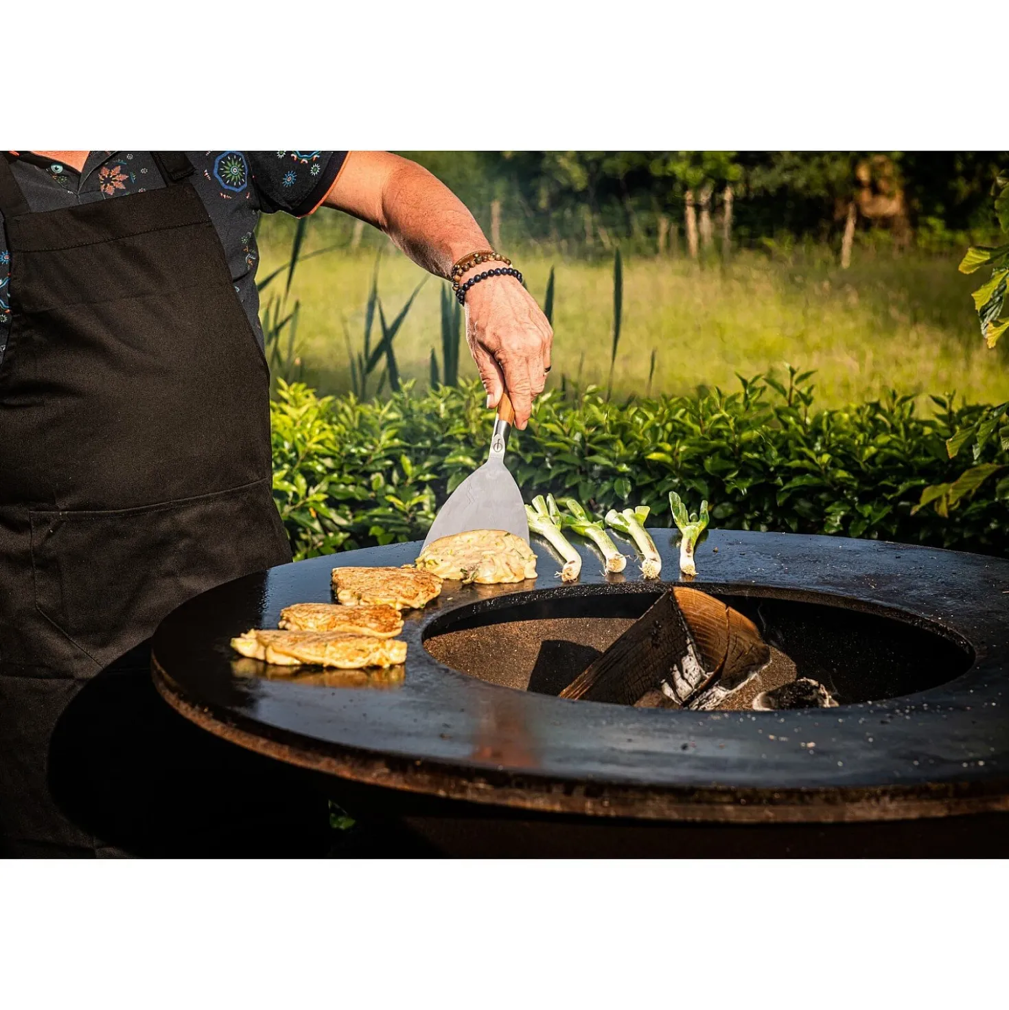 Forged BBQ Plancha Spatula Olijfhout