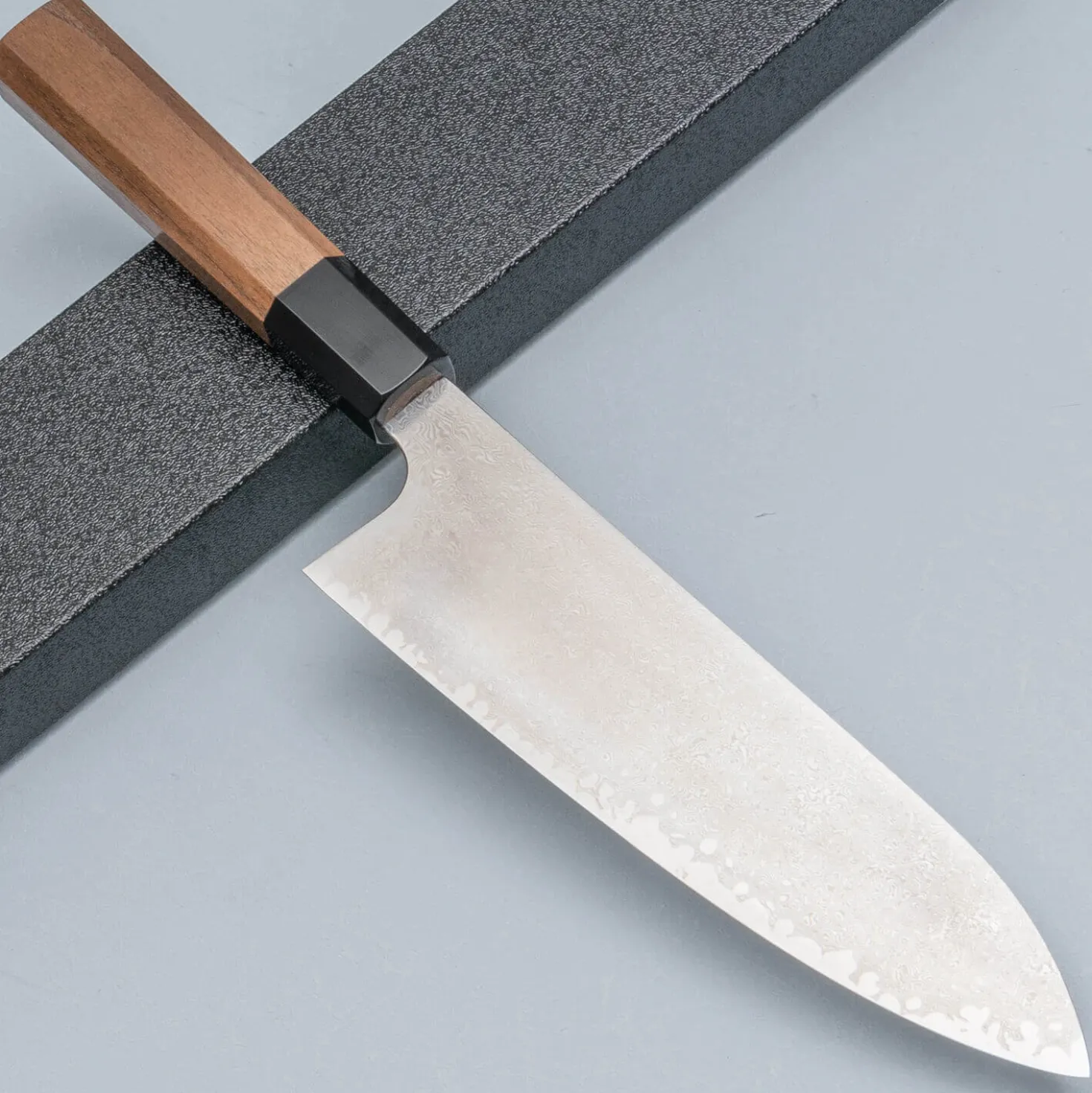 Hatsukokoro Ginyo Ginsan Damast Santoku 18 cm