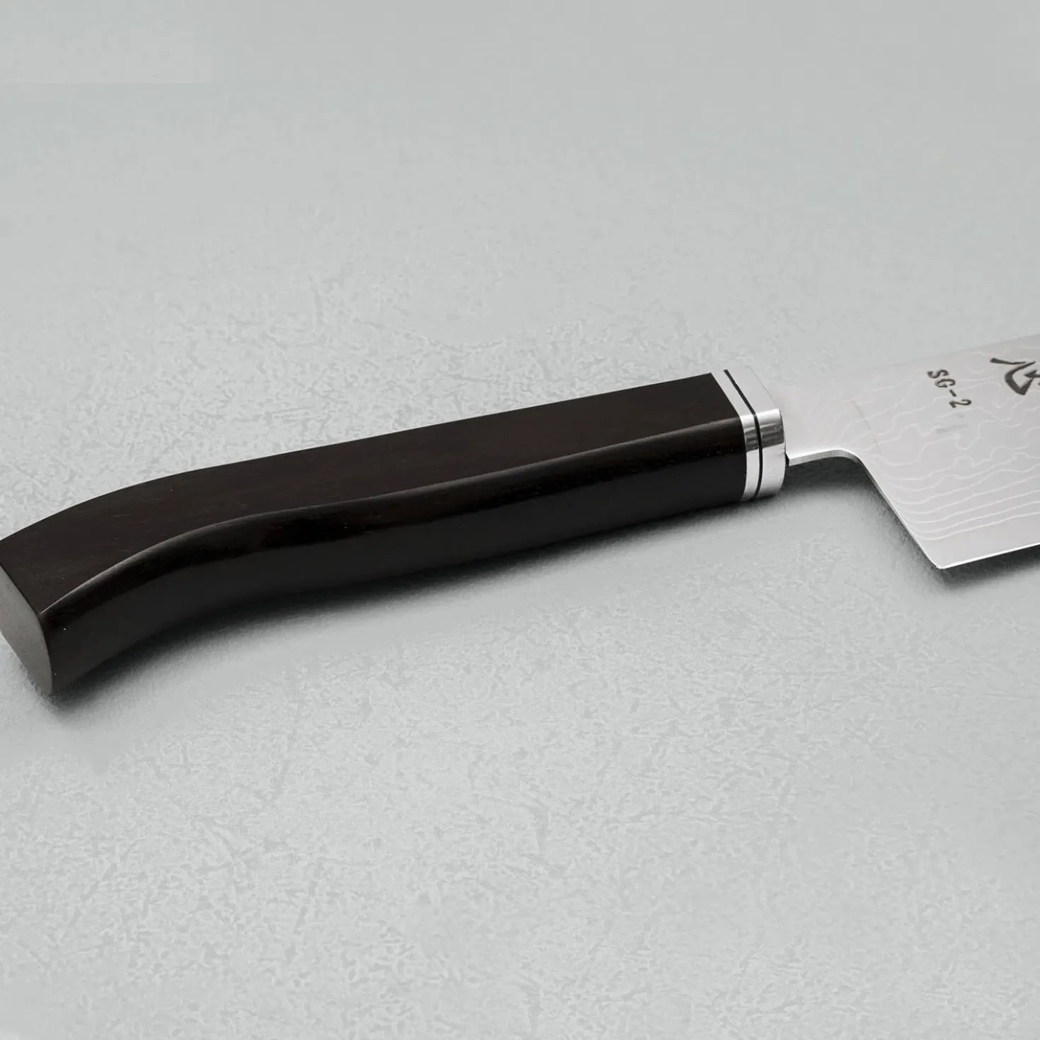 Hatsukokoro Ryuhyo SG2 Damast Curved Ebony Santoku 18 cm