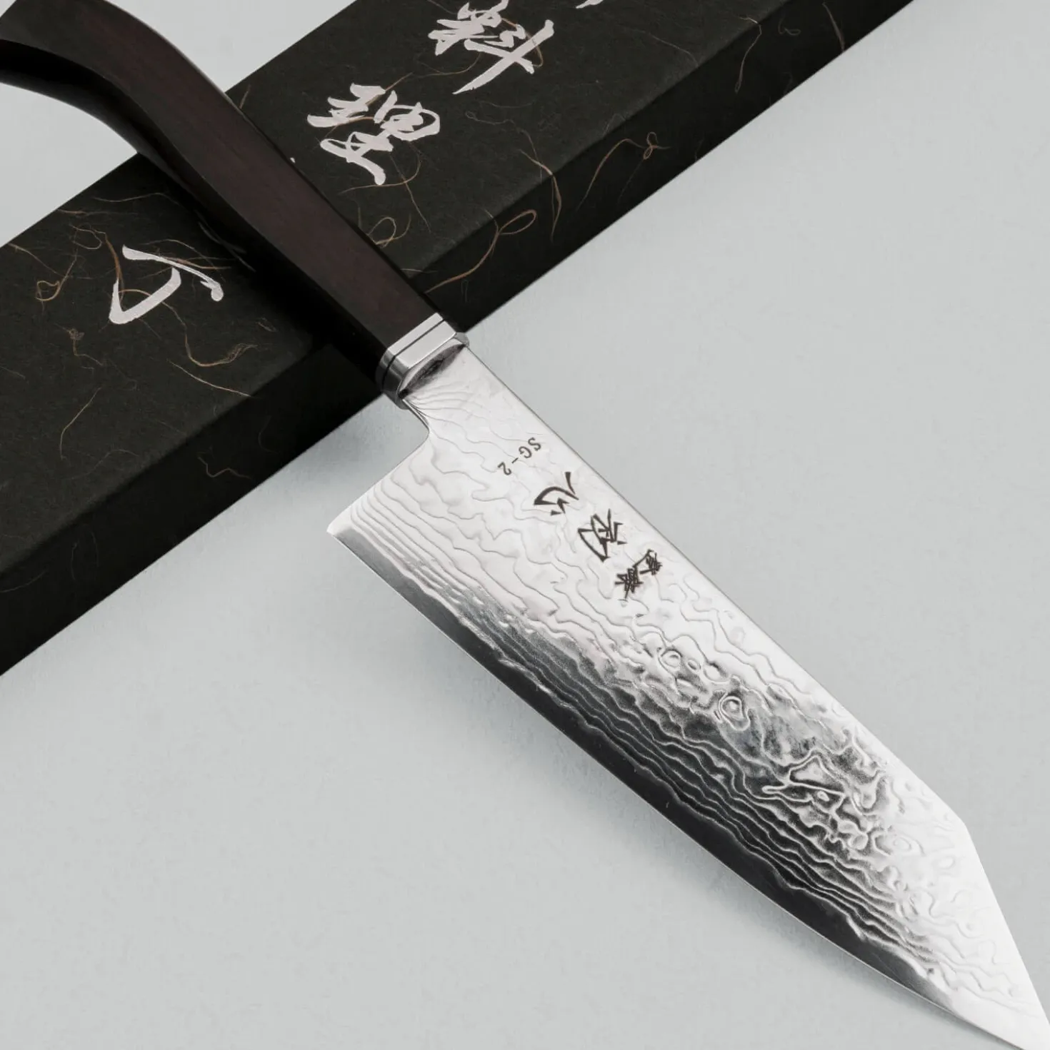 Hatsukokoro Ryuhyo SG2 Damast Curved Ebony Bunka 18 cm