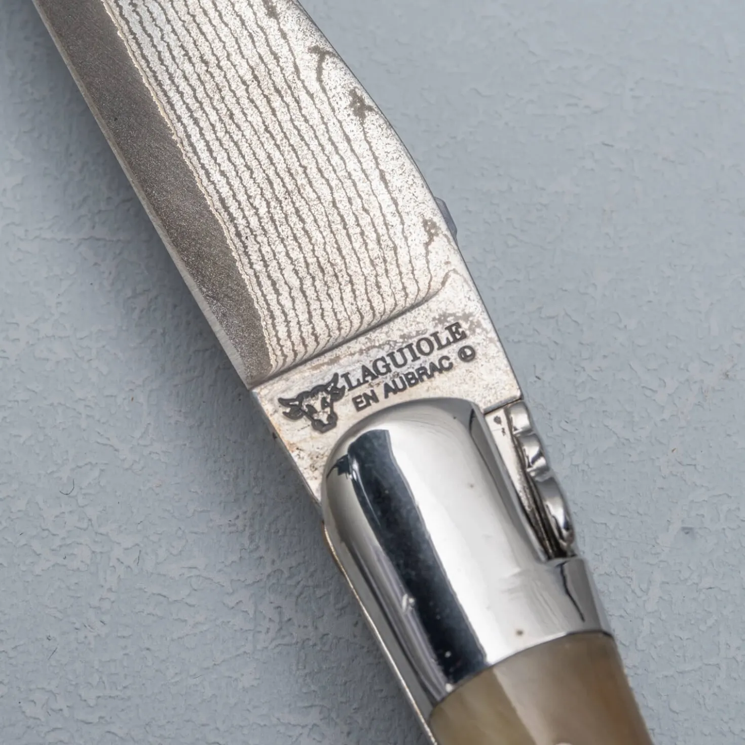 Laguiole en Aubrac Damast Zakmes Hoorn 12 cm