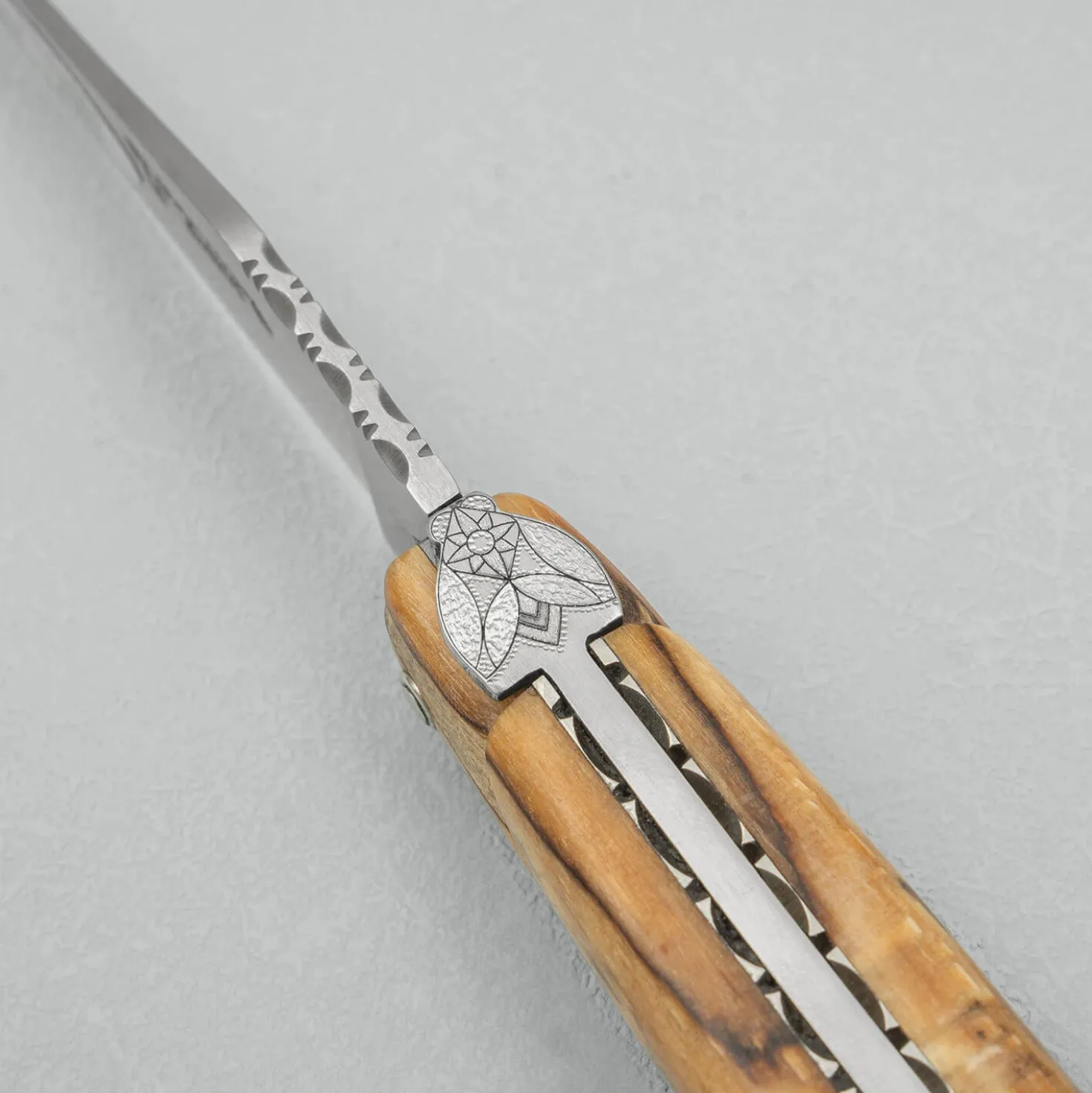 Laguiole en Aubrac Queen Bee Zakmes Aubrac Wood 12 cm