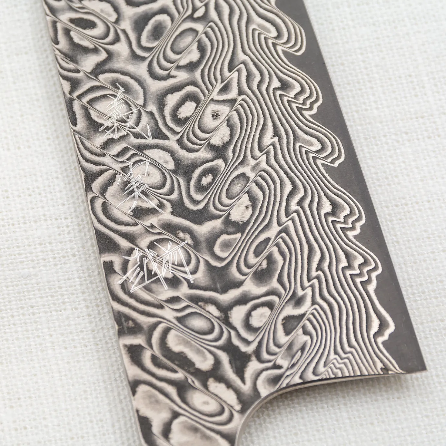 Yoshimi Kato SG2 Damast Santoku 17 cm